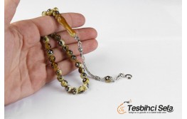 Kehribarın Üzerine Osmanlı Tuğra ve Ayyıldız İşlemeli Tesbih Kehribarın Üzerine Osmanlı Tuğra ve Ayyıldız İşlemeli Tesbih