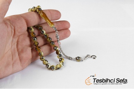Kehribarın Üzerine Osmanlı Tuğra ve Ayyıldız İşlemeli Tesbih Kehribarın Üzerine Osmanlı Tuğra ve Ayyıldız İşlemeli Tesbih